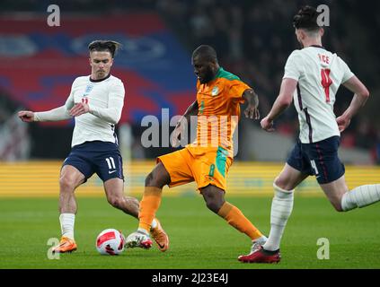 Franck Jessie (Mitte) von der Elfenbeinküste im Einsatz mit Jack Grealish (links) und Declan Rise während des internationalen Freundschaftsspiel im Wembley Stadium, London. Bilddatum: Dienstag, 29. März 2022. Stockfoto