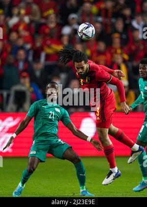 BRUSSEL, BELGIEN - 29. MÄRZ: Jason Denayer aus Belgien, Cyrille Bayala aus Burkina Faso beim Internationalen Freundschaftsspiel zwischen Belgien und Burkina Faso im Lotto Park am 29. März 2022 in Brussel, Belgien (Foto: Jeroen Meuwsen/Orange Picles) Stockfoto