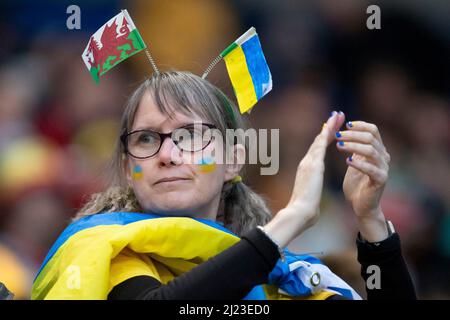 Cardiff, Wales, Großbritannien. 29. März 2022. Ein Unterstützer, der während der Freundschaftinternationale zwischen Wales und der Tschechischen Republik Farben von Wales und der Ukraine zeigt, um dem humanitären Appell der Ukraine im Cardiff City Stadium zu helfen. Kredit: Mark Hawkins/Alamy Live Nachrichten Stockfoto
