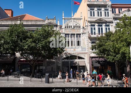 Besucher im Buchladen Lello e Irmao in der Carmelitas Street Porto Portugal Stockfoto