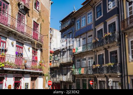 Wohngebäude mit bunten Balkonen und typisch portugiesischen Fliesen in Porto. Stockfoto