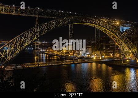 Brücke Dom Louis Porto Portugal bei Nacht eine Doppeldeck-Metallbogenbrücke Stockfoto