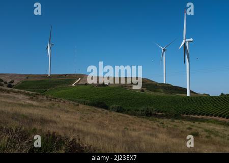 Energiewindmühlen auf den Bergen Portugals gegen blauen Himmel Stockfoto