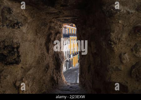 Ein Blick von einer Öffnung in die alten Stadtmauern von Lissabon, Portugal. Stockfoto