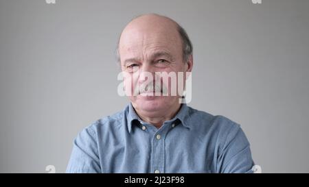 Älterer hispanischer Vater, der unzufrieden und müde aussah und von den Handlungen seiner Kinder enttäuscht wurde. Studio-Video Stockfoto