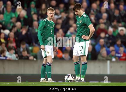 Patrick Lane (links) und Patrick McNair aus Nordirland blicken vor einem Freistoß während des internationalen Freundschaftsspiel im Windsor Park, Belfast, über den Ball. Bilddatum: Dienstag, 29. März 2022. Stockfoto