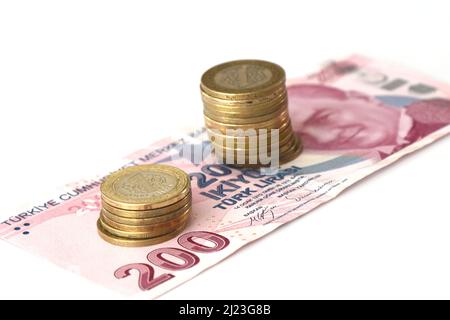 Ein Haufen von verschiedenen türkischen Währung Lira Banknoten und Münzen. Türkische Lira-Banknoten und -Münzen. Stockfoto