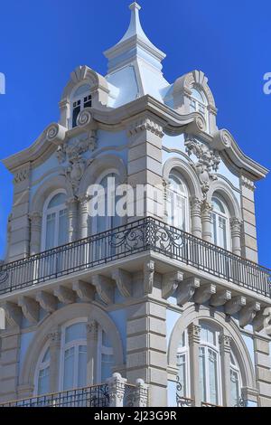 NW Eckturm-Doppelbalkon-pyramidenförmige finial-revivalistisches Herrenhaus-Altstadt-Bereich. Faro-Portugal-155 Stockfoto