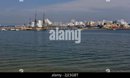 Aus dem 18. Jahrhundert stammende französische Fregatte-Nachbildung des Hafens mit einer Flottille, die den westlichen Maulwurf willkommen heißt. Portimao-Portugal-164 Stockfoto