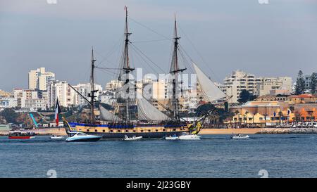 Aus dem 18. Jahrhundert stammende französische Fregatte-Nachbildung des Hafens mit einer Flottille, die den westlichen Maulwurf willkommen heißt. Portimao-Portugal-167 Stockfoto