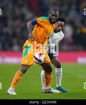 Franck Jessie (links) von der Elfenbeinküste und Kyle Walker-Peters von England kämpfen während des internationalen Freundschaftsspiel im Wembley Stadium, London, um den Ball. Bilddatum: Dienstag, 29. März 2022. Stockfoto