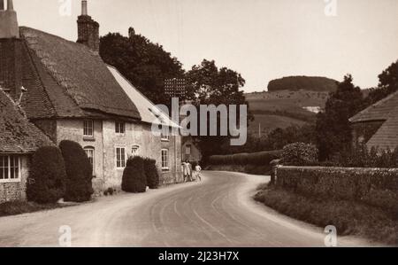 Ein hübsches Eckchen Singleton. Singleton ist ein Dorf, eine anglikanische Pfarrei und eine zivile Pfarrei im Chichester-Distrikt in West Sussex, England. Es liegt im Lavant Valley, 5 Meilen nördlich von Chichester an der A286 Straße nach Midhurst. Der Dorfname leitet sich vom angelsächsischen Engel ab, was „verbrannte Lichtung“ bedeutet. Stockfoto