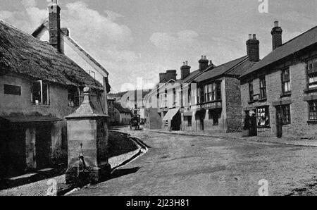 Eine Straße in Beer. Beer ist ein Dorf und eine zivile Gemeinde im East Devon Distrikt in Devon, England. Das Dorf liegt gegenüber der Lyme Bay und ist etwas mehr als 1 Meilen westlich der Stadt Seaton. Es liegt am Weltkulturerbe der Jurassic Coast und seine malerischen Klippen, darunter Beer Head, sind Teil des South West Coast Path Stockfoto
