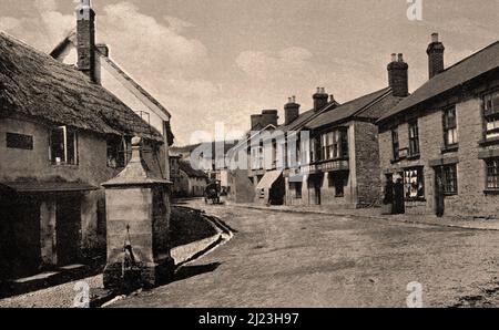 Beer, eine Straße in Beer, ist ein Dorf und eine Bürgergemeinde im East Devon Bezirk in Devon, England. Das Dorf liegt gegenüber der Lyme Bay und ist etwas mehr als 1 Meilen westlich der Stadt Seaton. Es liegt am Weltkulturerbe der Jurassic Coast und seine malerischen Klippen, darunter Beer Head, sind Teil des South West Coast Path Stockfoto