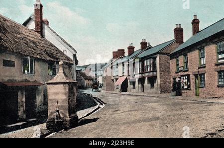Beer, eine Straße in Beer, ist ein Dorf und eine Bürgergemeinde im East Devon Bezirk in Devon, England. Das Dorf liegt gegenüber der Lyme Bay und ist etwas mehr als 1 Meilen westlich der Stadt Seaton. Es liegt am Weltkulturerbe der Jurassic Coast und seine malerischen Klippen, darunter Beer Head, sind Teil des South West Coast Path Stockfoto
