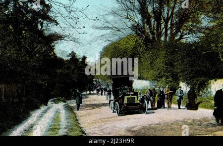 A Surry Lane in Epsom. Epsom ist die Hauptstadt des Borough of Epsom and Ewell in Surrey, England, etwa 13,5 Meilen südlich vom Zentrum Londons. Die Stadt wird erstmals im 10.. Jahrhundert als Evesham registriert und ihr Name leitet sich wahrscheinlich von dem eines sächsischen Gutsbesitzers ab. Stockfoto