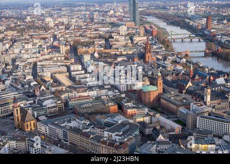 20. februar 2020 frankfurt deutschland .Stadtblick mit Häusern Fluss und Brücke aus einer Höhe Stockfoto