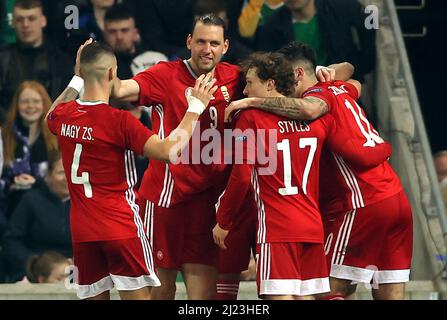 Der ungarische Roland Sallai (Hidden) feiert das erste Tor seiner Mannschaft mit Teamkollegen während des internationalen Freundschaftsspiels im Windsor Park, Belfast. Bilddatum: Dienstag, 29. März 2022. Stockfoto