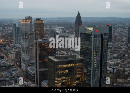 Frankfurt am Main Deutschland 28. Februar 2020 Luftbild der Stadt bei Sonnenuntergang von der Aussichtsplattform Stockfoto