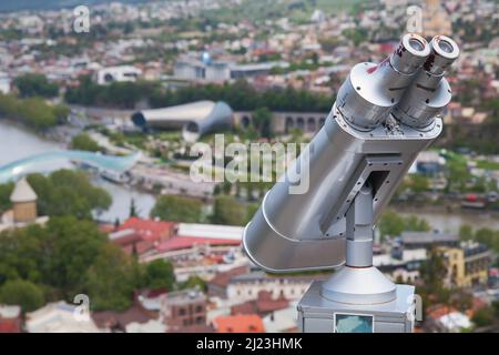 Touristisches Fernrohr auf rotierender Basis. Nahaufnahme mit selektivem Fokus. Tiflis, Georgien Stockfoto