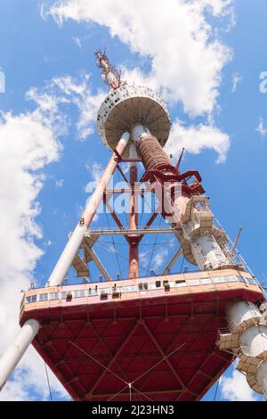 Georgien Tbilisi TV Broadcasting Tower, Ansicht von unten an einem sonnigen Tag Stockfoto