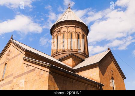 Fassade der Sioni Kathedrale der Dormition an einem sonnigen Tag, Tiflis, Georgien Stockfoto