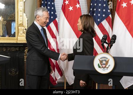 Washington, Usa. 29. März 2022. Vizepräsidentin Kamala Harris gibt am Dienstag, den 29. März 2022, eine Erklärung mit dem Premierminister von Singapur, Lee Hsien Loong, im Zeremonialbüro des Vizepräsidenten in Washington, DC ab. Fotograf: Joshua Roberts/Bloomberg Kredit: UPI/Alamy Live News Stockfoto