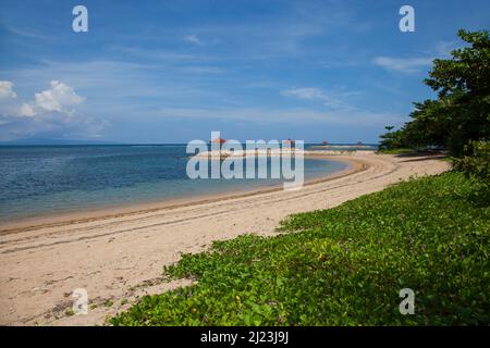 Tempel auf einem Wellenbrecher im Meer bei Sanur in Bali, Indonesien. Stockfoto