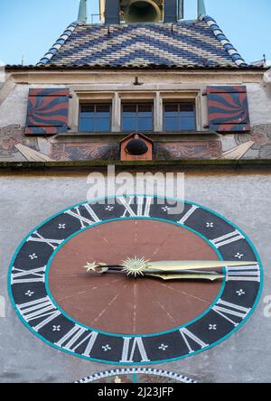 Zug, Schweiz - 31. Dezember 2021: Ein Turm im Kanton Zug mit mittelalterlicher Uhr und Fenstern darüber Stockfoto