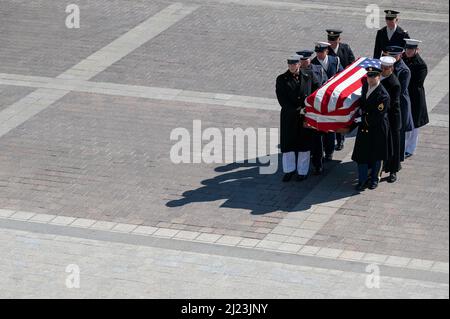 Washington, DC. 29. März 2022. Ein Ehrengarde trägt die Schatulle während der Tribute des Kongresses und liegt im Staat für den ehrenwerten Donald Edwin Young am 29. März 2022 im US-Kapitol in Washington, DC. Quelle: Jim Watson/Pool via CNP/dpa/Alamy Live News Stockfoto