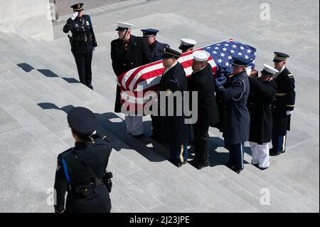 Washington, DC. 29. März 2022. Ein Ehrengarde trägt die Schatulle während der Tribute des Kongresses und liegt im Staat für den ehrenwerten Donald Edwin Young am 29. März 2022 im US-Kapitol in Washington, DC. Quelle: Jim Watson/Pool via CNP/dpa/Alamy Live News Stockfoto