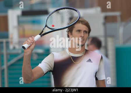 Alexander Zverev (GER) besiegte Thanasi Kokkinakis (AUS) 6-4, 6-4, bei den Miami Open, die am 29. März 2022 im Hard Rock Stadium in Miami Gardens, Florida, gespielt wurden: © Karla Kinne/Tennisclix/CSM Stockfoto