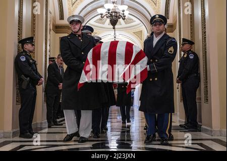 Washington, DC. 29. März 2022. Ein Ehrengarde trägt die Schatulle während der Tribute des Kongresses und liegt im Staat für den ehrenwerten Donald Edwin Young am 29. März 2022 im US-Kapitol in Washington, DC. Quelle: Jim Watson/Pool via CNP/dpa/Alamy Live News Stockfoto