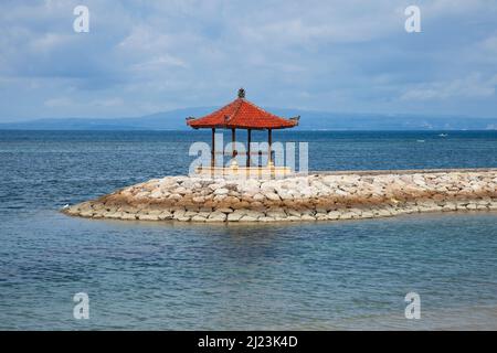 Tempel auf einem Wellenbrecher im Meer bei Sanur in Bali, Indonesien. Stockfoto