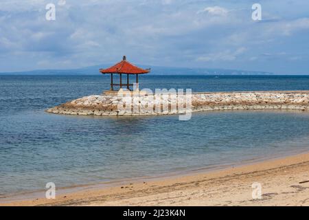 Tempel auf einem Wellenbrecher im Meer bei Sanur in Bali, Indonesien. Stockfoto