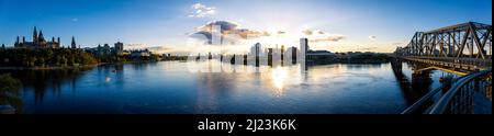 Panoramablick auf den Ottawa River mit dem Parlamentsberg von Ottawa auf der einen Seite und der Stadt Gatineau auf der anderen Stockfoto