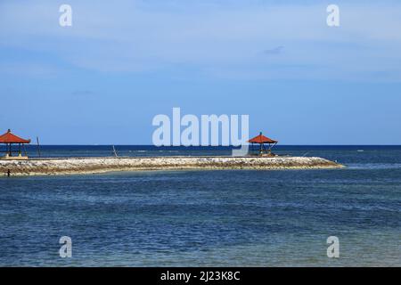 Tempel auf einem Wellenbrecher im Meer bei Sanur in Bali, Indonesien. Stockfoto