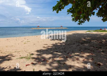 Tempel auf einem Wellenbrecher im Meer bei Sanur in Bali, Indonesien. Stockfoto