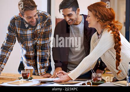 Kreative Diskussionen. Aufnahme eines Teams junger Designer, die in ihrem Büro zusammenarbeiten. Stockfoto