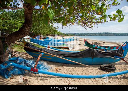 Traditionelle hölzerne fischerboote aus perahu am Strand von Jimbaran in Bali, Indonesien. Stockfoto