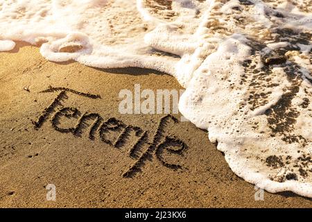 Teneriffa Text auf vulkanischem Strand schwarzem Sand Stockfoto
