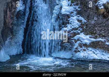 Verschneite Winterlandschaft mit Wasserfall an einem wilden Bach. Der Nationalpark Mala Fatra in der Slowakei, Europa. Stockfoto