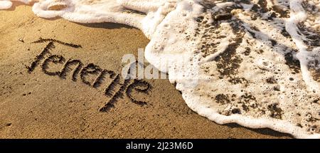 teneriffa Ferien - Text und Meereswelle auf Strandsand. Banner-Copy-Space Stockfoto