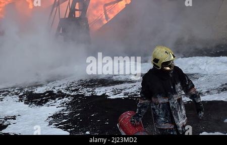 Lutsk, Ukraine. 29. März 2022. Feuerwehrleute arbeiten daran, ein Feuer zu löschen, nachdem Raketen am Dienstag, dem 29. März 2022, einen Brennstoffspeicher in der westukrainischen Stadt Lutsk getroffen haben. Foto von State Emergency Service der Ukraine/UPI Credit: UPI/Alamy Live News Stockfoto