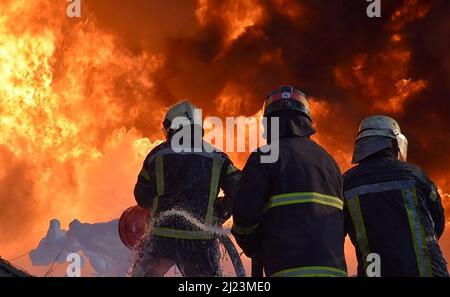 Lutsk, Ukraine. 29. März 2022. Feuerwehrleute arbeiten daran, ein Feuer zu löschen, nachdem Raketen am Dienstag, dem 29. März 2022, einen Brennstoffspeicher in der westukrainischen Stadt Lutsk getroffen haben. Foto von State Emergency Service der Ukraine/UPI Credit: UPI/Alamy Live News Stockfoto