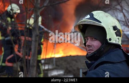 Lutsk, Ukraine. 29. März 2022. Feuerwehrleute arbeiten daran, ein Feuer zu löschen, nachdem Raketen am Dienstag, dem 29. März 2022, einen Brennstoffspeicher in der westukrainischen Stadt Lutsk getroffen haben. Foto von State Emergency Service der Ukraine/UPI Credit: UPI/Alamy Live News Stockfoto