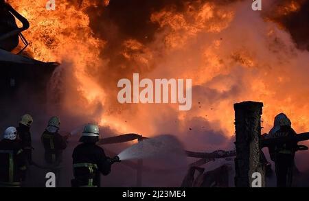 Lutsk, Ukraine. 29. März 2022. Feuerwehrleute arbeiten daran, ein Feuer zu löschen, nachdem Raketen am Dienstag, dem 29. März 2022, einen Brennstoffspeicher in der westukrainischen Stadt Lutsk getroffen haben. Foto von State Emergency Service der Ukraine/UPI Credit: UPI/Alamy Live News Stockfoto