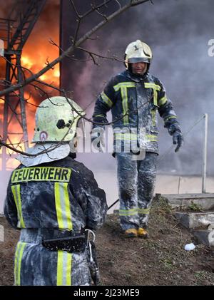 Lutsk, Ukraine. 29. März 2022. Feuerwehrleute arbeiten daran, ein Feuer zu löschen, nachdem Raketen am Dienstag, dem 29. März 2022, einen Brennstoffspeicher in der westukrainischen Stadt Lutsk getroffen haben. Foto von State Emergency Service der Ukraine/UPI Credit: UPI/Alamy Live News Stockfoto