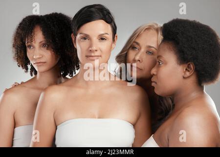 Shes aus allen Winkeln geschützt. Aufnahme einer vielfältigen Gruppe von Frauen, die im Studio dicht beieinander stehen und posieren. Stockfoto