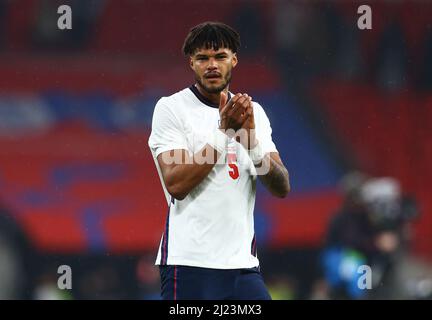 London, England, 29.. März 2022. Tyrone Mings aus England applaudiert die Menge während des Internationalen Freundschaftsspiel im Wembley Stadium, London. Bildnachweis sollte lauten: David Klein / Sportimage Stockfoto